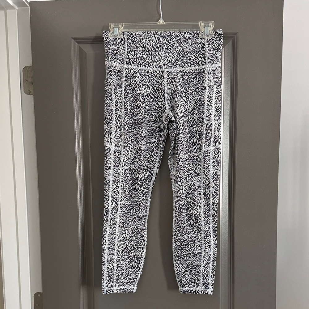 Women’s  Black and White Patterned Leggings